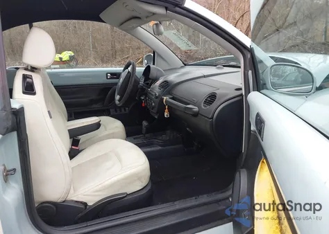 2010 Volkswagen New Beetle 2.5L Final Edition z USA, uszkodzony, nr VIN 3VWRW3AL0AM011141